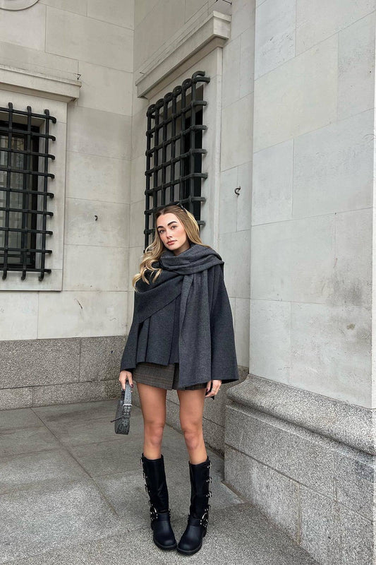 Elegante damesjas met gelaagde look en cape, perfect voor een chique en stijlvolle uitstraling.