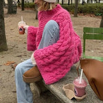 Gezellige kabeltrui voor dames met wijde mouwen, gebreid patroon en ontspannen pasvorm – perfect voor knusse winterdagen.