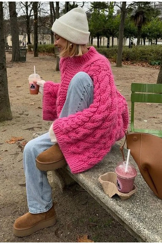 Gezellige kabeltrui voor dames met wijde mouwen, gebreid patroon en ontspannen pasvorm – perfect voor knusse winterdagen.