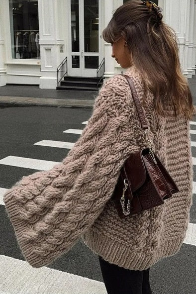 Gezellige kabeltrui voor dames met wijde mouwen, gebreid patroon en ontspannen pasvorm – perfect voor knusse winterdagen.