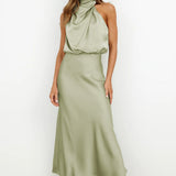 Elegante Maxi Jurk met Hoge Hals en Gedrapeerd Design