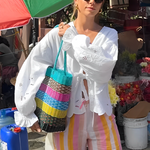 Dames top met elegante pofmouwen en verfijnde lintsluiting voor een vrouwelijke look.