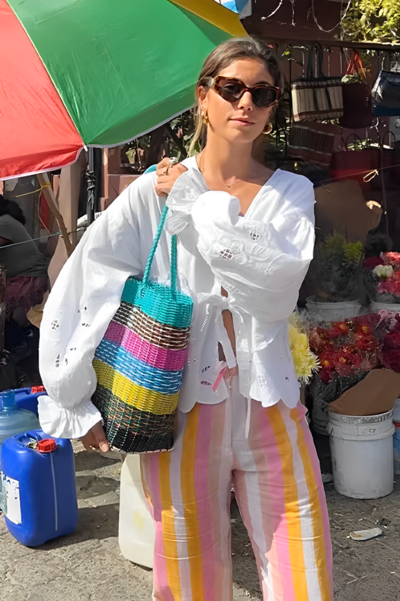 Dames top met elegante pofmouwen en verfijnde lintsluiting voor een vrouwelijke look.