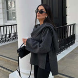 Elegante damesjas met gelaagde look en cape, perfect voor een chique en stijlvolle uitstraling.