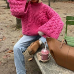 Gezellige kabeltrui voor dames met wijde mouwen, gebreid patroon en ontspannen pasvorm – perfect voor knusse winterdagen.