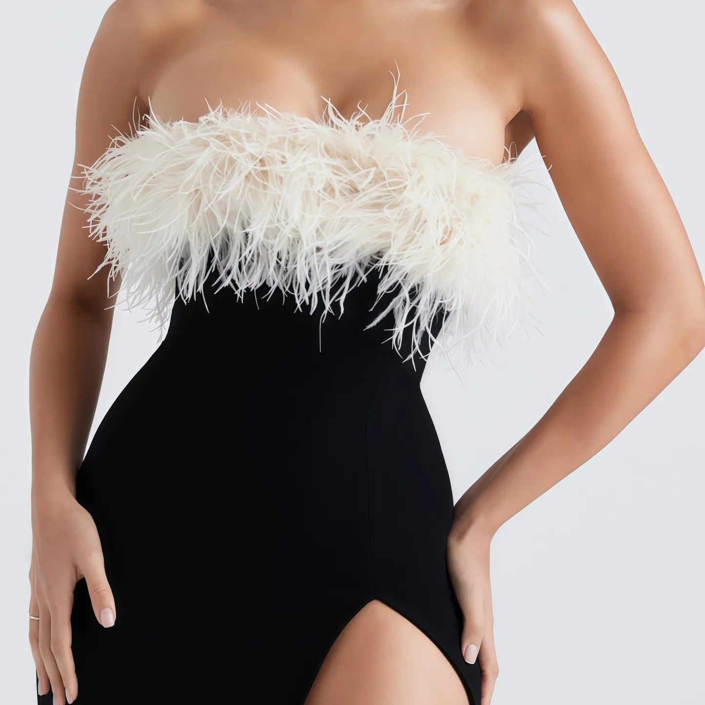 Straploze Maxi Jurk met Split en Veerdetails