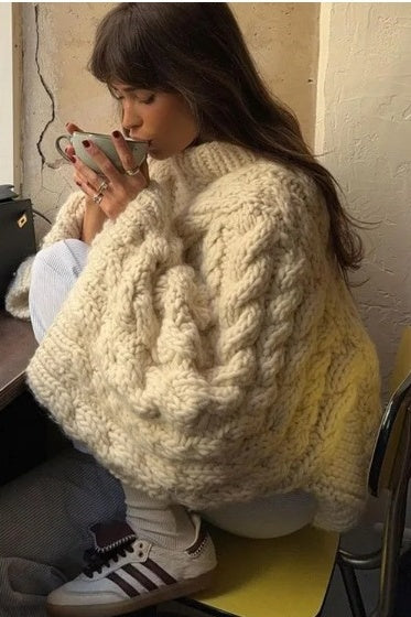 Gezellige kabeltrui voor dames met wijde mouwen, gebreid patroon en ontspannen pasvorm – perfect voor knusse winterdagen.