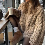 Gezellige kabeltrui voor dames met wijde mouwen, gebreid patroon en ontspannen pasvorm – perfect voor knusse winterdagen.