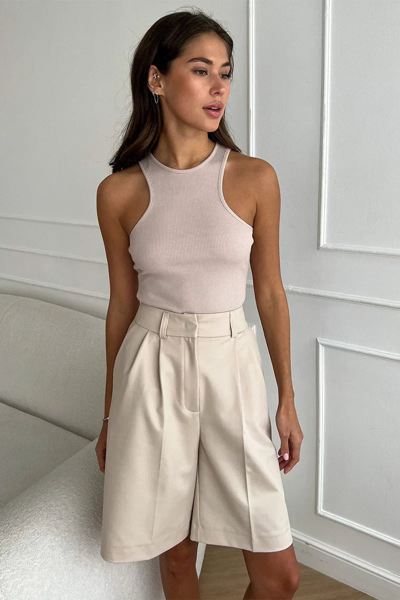 Chique bermuda met plooi van zachte, ademende stof met hoge taille, elegante pasvorm en tijdloos, verfijnd design.