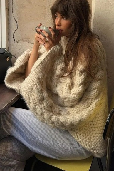 Gezellige kabeltrui voor dames met wijde mouwen, gebreid patroon en ontspannen pasvorm – perfect voor knusse winterdagen.