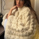 Gezellige kabeltrui voor dames met wijde mouwen, gebreid patroon en ontspannen pasvorm – perfect voor knusse winterdagen.