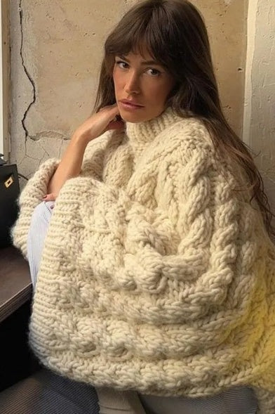 Gezellige kabeltrui voor dames met wijde mouwen, gebreid patroon en ontspannen pasvorm – perfect voor knusse winterdagen.