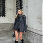 Elegante damesjas met gelaagde look en cape, perfect voor een chique en stijlvolle uitstraling.