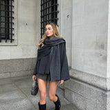 Elegante damesjas met gelaagde look en cape, perfect voor een chique en stijlvolle uitstraling.