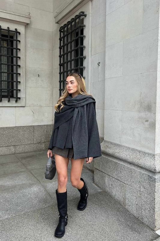 Elegante damesjas met gelaagde look en cape, perfect voor een chique en stijlvolle uitstraling.