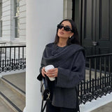 Elegante damesjas met gelaagde look en cape, perfect voor een chique en stijlvolle uitstraling.