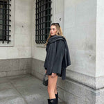 Elegante damesjas met gelaagde look en cape, perfect voor een chique en stijlvolle uitstraling.