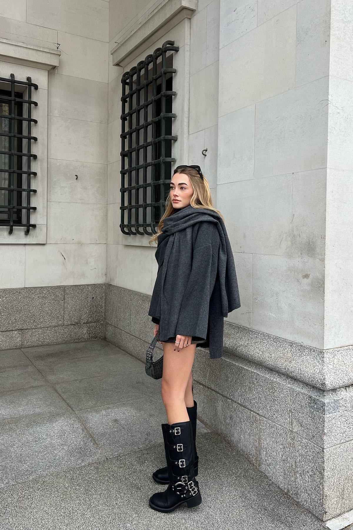 Elegante damesjas met gelaagde look en cape, perfect voor een chique en stijlvolle uitstraling.