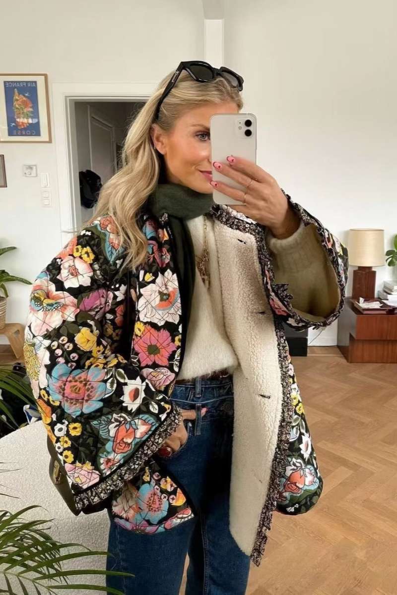 Damesjasje met kleurrijke bloemenprint, licht en stijlvol voor een frisse, vrouwelijke uitstraling.