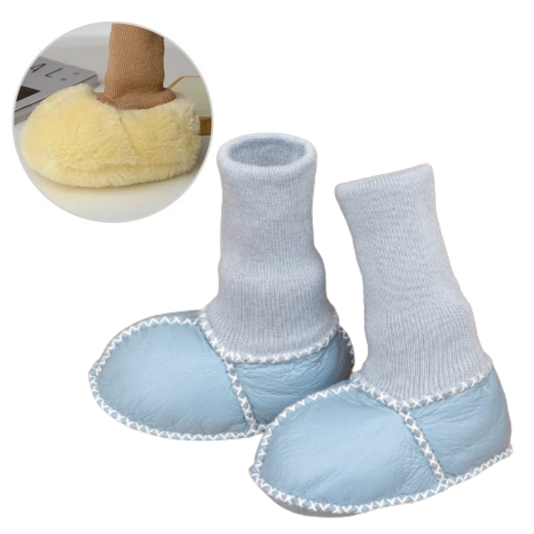 MiniKicks warme en knusse baby slofjes – zachte, gevoerde stof en comfortabele pasvorm voor kleine voetjes.