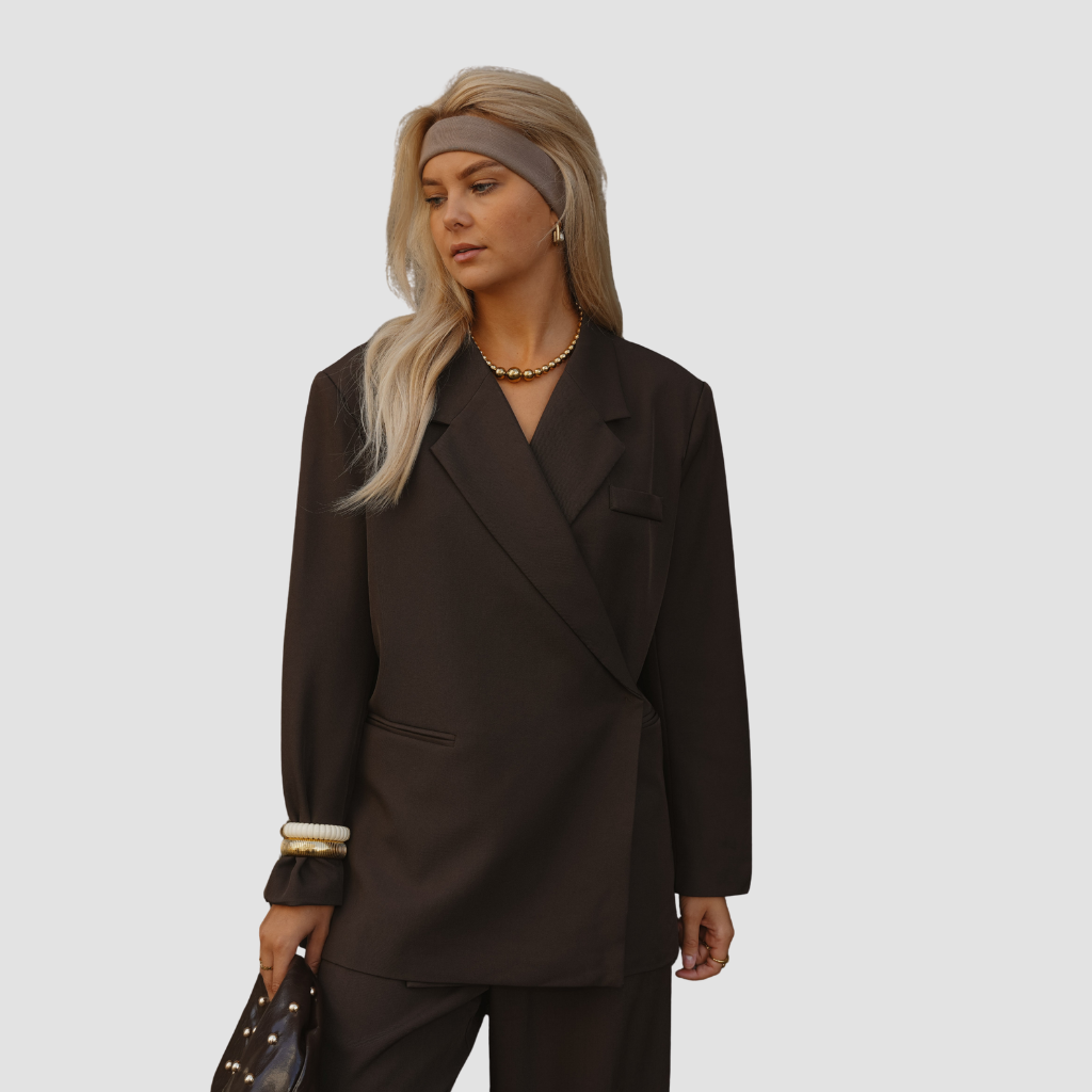 Lou blazer – stijlvolle en comfortabele blazer met moderne snit, hoogwaardige stof en elegante uitstraling voor zowel casual als formele looks.