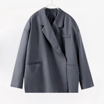 Mila oversized dames blazer met stijlvolle pasvorm, gemaakt van zachte en hoogwaardige stof – moderne, effortless look voor zowel casual als zakelijke outfits.