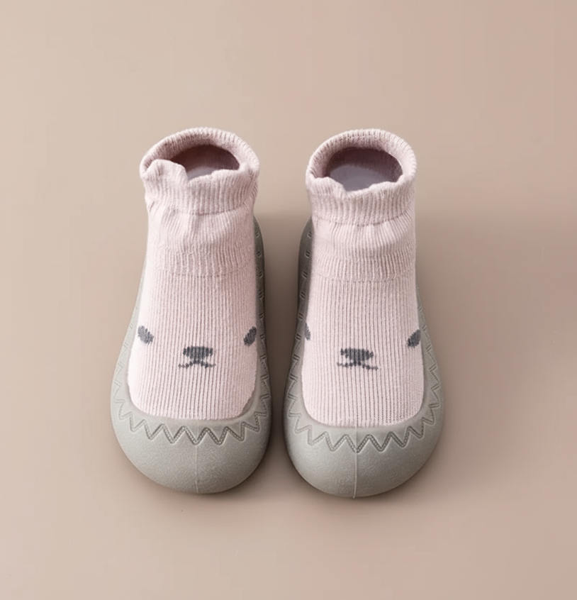 Cozy Step baby barefoot sokschoentjes – zachte, rekbare stof met antislipzool voor comfort, veiligheid en natuurlijke voetontwikkeling.