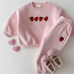 StrawberryCuddles kinder sweater met schattige aardbeienprint – zachte, warme en comfortabele trui voor dagelijks gebruik en speelse avonturen.