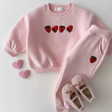 StrawberryCuddles kinder sweater met schattige aardbeienprint – zachte, warme en comfortabele trui voor dagelijks gebruik en speelse avonturen.