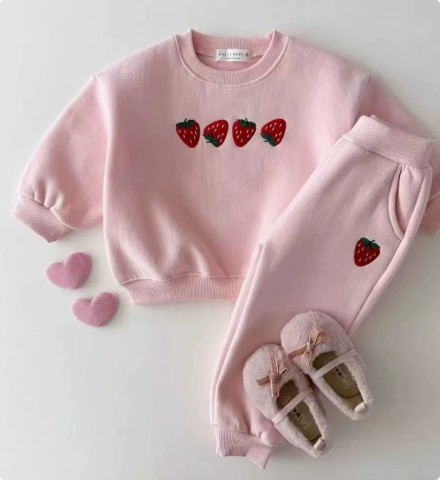 StrawberryCuddles kinder sweater met schattige aardbeienprint – zachte, warme en comfortabele trui voor dagelijks gebruik en speelse avonturen.