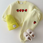 StrawberryCuddles kinder sweater met schattige aardbeienprint – zachte, warme en comfortabele trui voor dagelijks gebruik en speelse avonturen.
