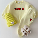 StrawberryCuddles kinder sweater met schattige aardbeienprint – zachte, warme en comfortabele trui voor dagelijks gebruik en speelse avonturen.