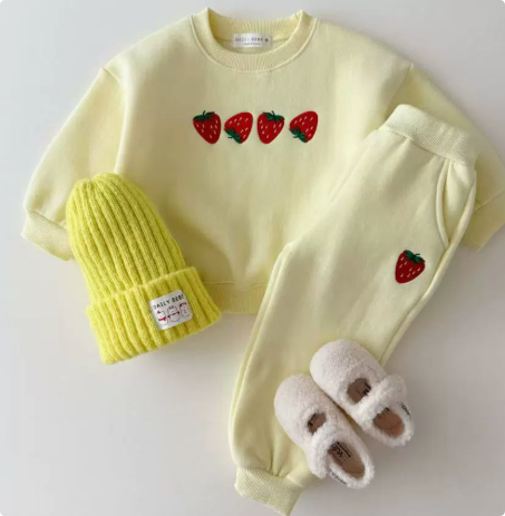 StrawberryCuddles kinder sweater met schattige aardbeienprint – zachte, warme en comfortabele trui voor dagelijks gebruik en speelse avonturen.