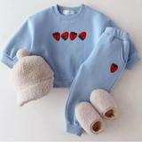 StrawberryCuddles kinder sweater met schattige aardbeienprint – zachte, warme en comfortabele trui voor dagelijks gebruik en speelse avonturen.