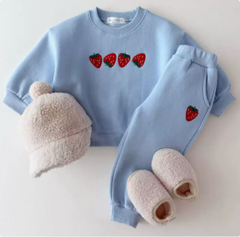 StrawberryCuddles kinder sweater met schattige aardbeienprint – zachte, warme en comfortabele trui voor dagelijks gebruik en speelse avonturen.