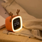 DreamyReindeer nachtlamp en wekker voor kinderen – multifunctioneel apparaat met zacht LED-licht en duidelijke tijdsaanduiding voor een gezellige en rustige slaapkamer.