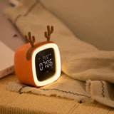 DreamyReindeer nachtlamp en wekker voor kinderen – multifunctioneel apparaat met zacht LED-licht en duidelijke tijdsaanduiding voor een gezellige en rustige slaapkamer.