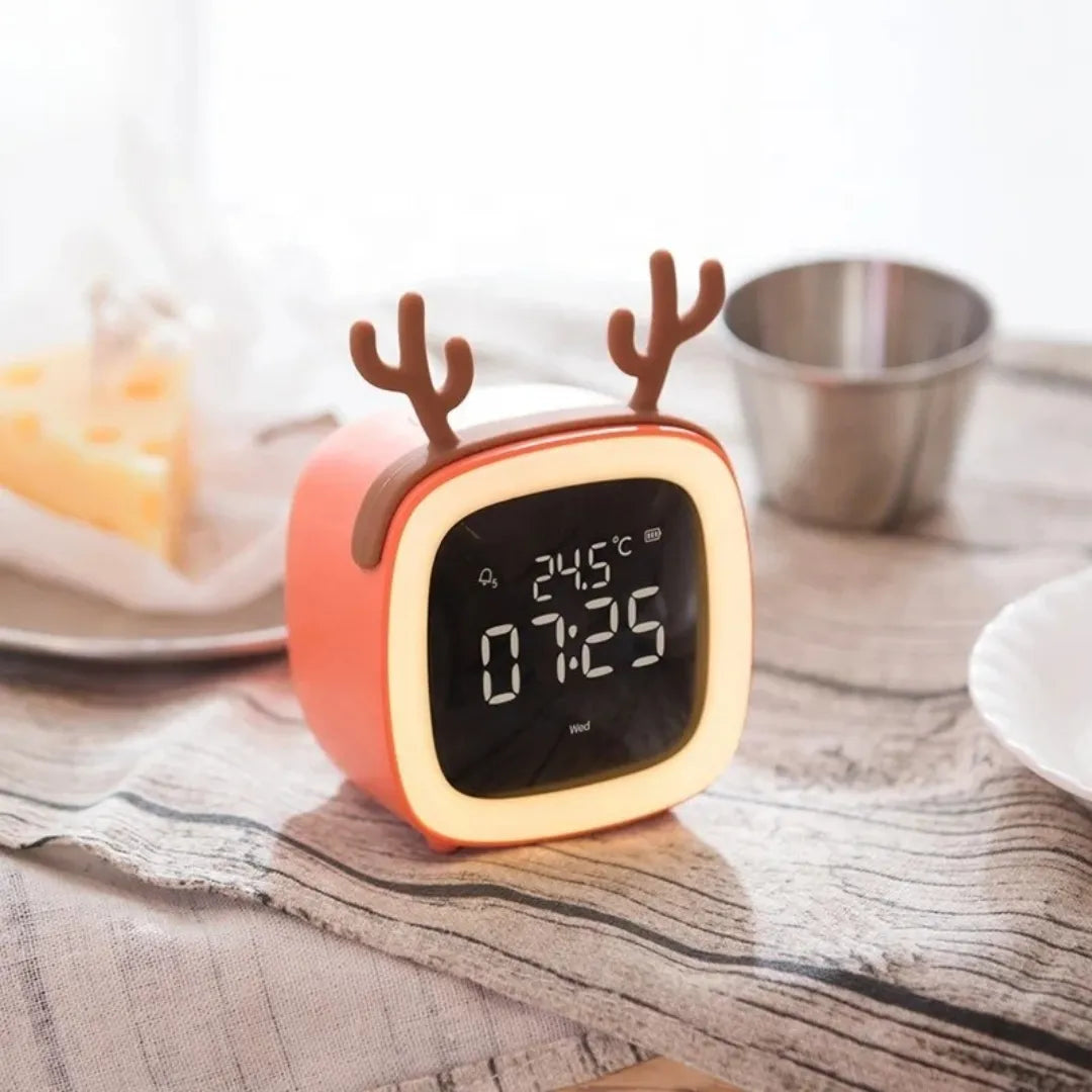 DreamyReindeer nachtlamp en wekker voor kinderen – multifunctioneel apparaat met zacht LED-licht en duidelijke tijdsaanduiding voor een gezellige en rustige slaapkamer.