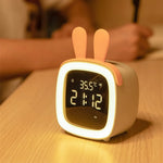 DreamyReindeer nachtlamp en wekker voor kinderen – multifunctioneel apparaat met zacht LED-licht en duidelijke tijdsaanduiding voor een gezellige en rustige slaapkamer.