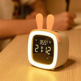 DreamyReindeer nachtlamp en wekker voor kinderen – multifunctioneel apparaat met zacht LED-licht en duidelijke tijdsaanduiding voor een gezellige en rustige slaapkamer.