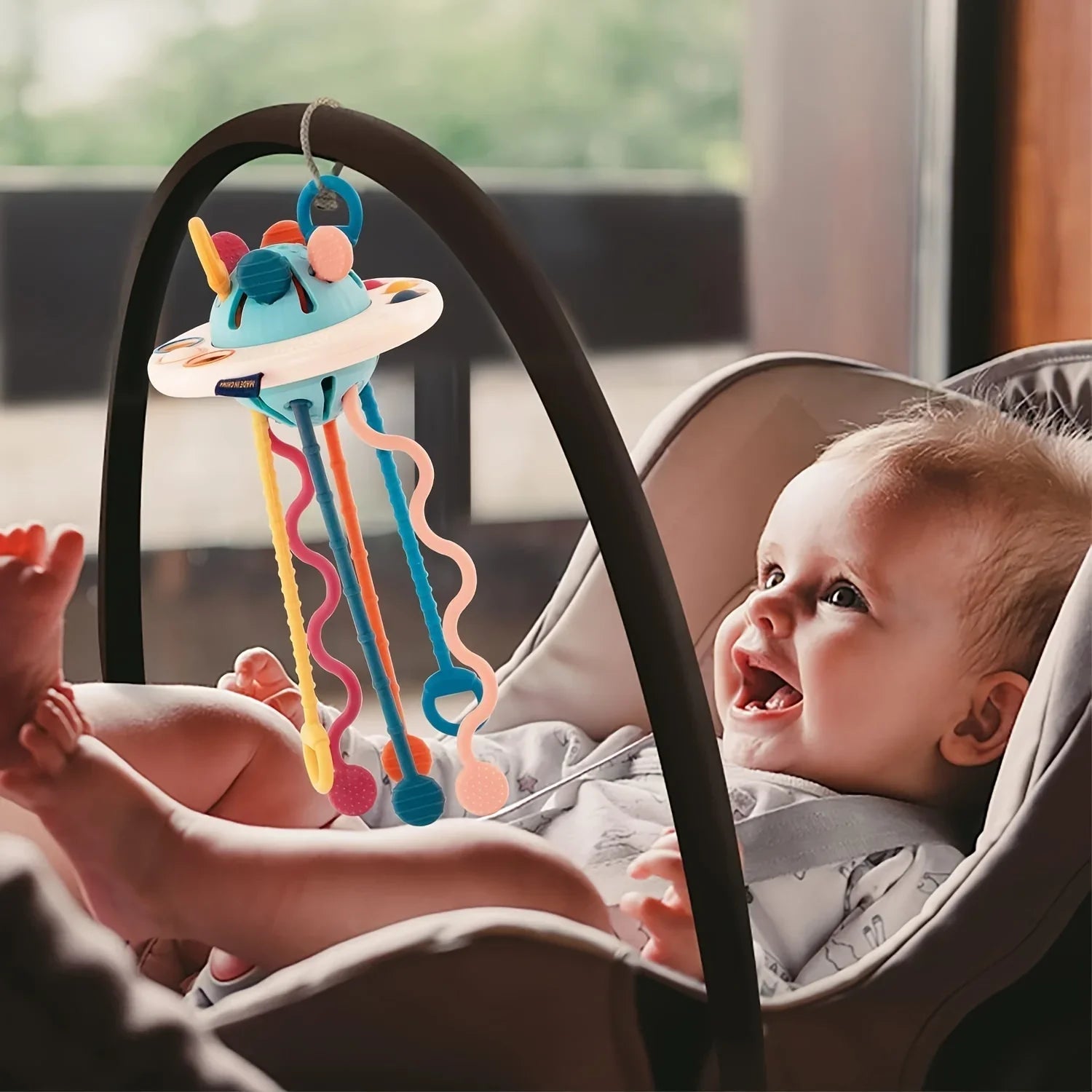 Montessori UFO siliconen duw- & trekkoord activiteitenspeeltje (6-18M+) – stimuleert de motorische vaardigheden en zintuiglijke ontwikkeling van je baby. Veilig, duurzaam en leuk!