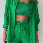 Zomerse dames 2-delige set – lange blouse en hoge taille shorts, een frisse en luchtige outfit voor warmere dagen. Ideaal voor casual zomerlooks of ontspannen buitenactiviteiten.
