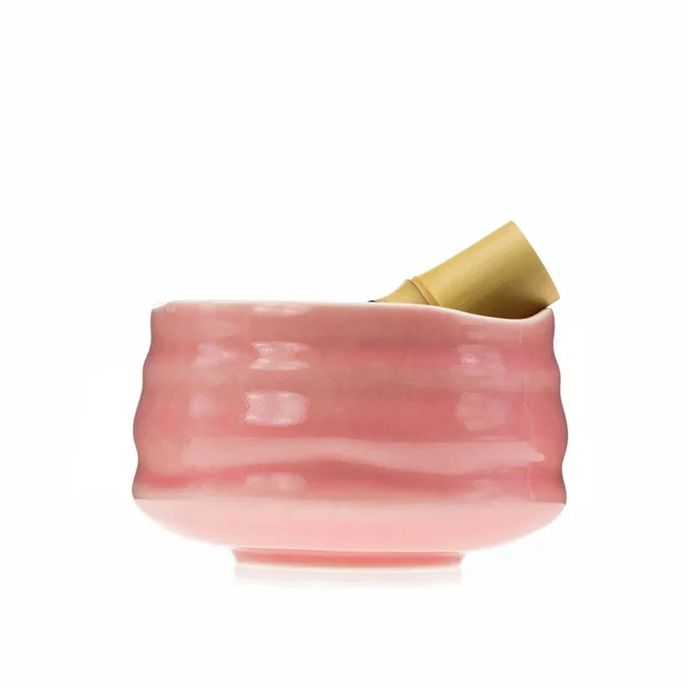 Japanse Matcha Set – Glanzende Roze Keramieken Kom met Bamboe Chasen, Matchalepel & Fijne Zeef – Perfect voor Ceremoniële Matcha Bereiding en Luxe Thee-ervaring.