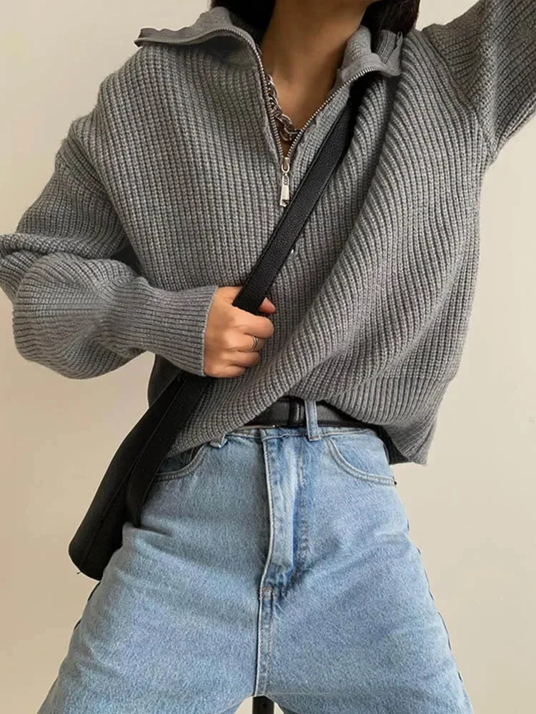 Lucia gebreide damestrui – warme en zachte trui met comfortabele pasvorm, ideaal voor casual winterlooks en stijlvolle laagjes.