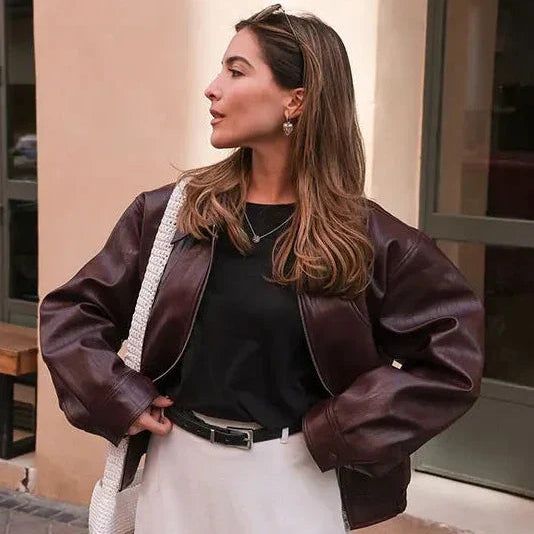 Cropped bomberjack – met vervaardigde schouders voor een stoere, gestructureerde look. Perfect voor een edgy stijl met een eigentijdse flair.