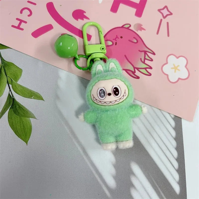 Labubu-stijl pluche mini sleutelhanger – schattige zachte knuffelhanger voor aan sleutels, rugzak of tas, perfect als cadeautje of accessoire.