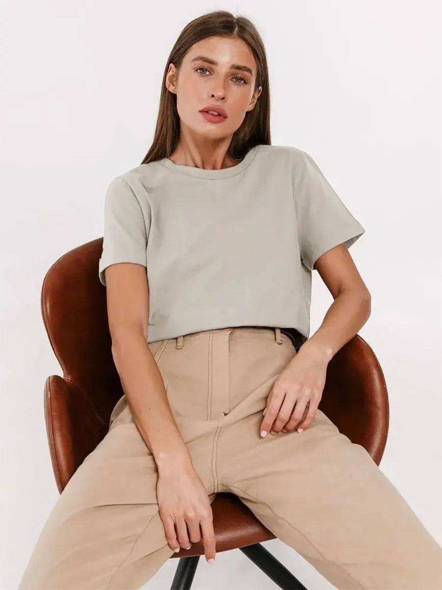 Tijdloos dames T-shirt met een klassieke pasvorm, geschikt voor elke gelegenheid.
