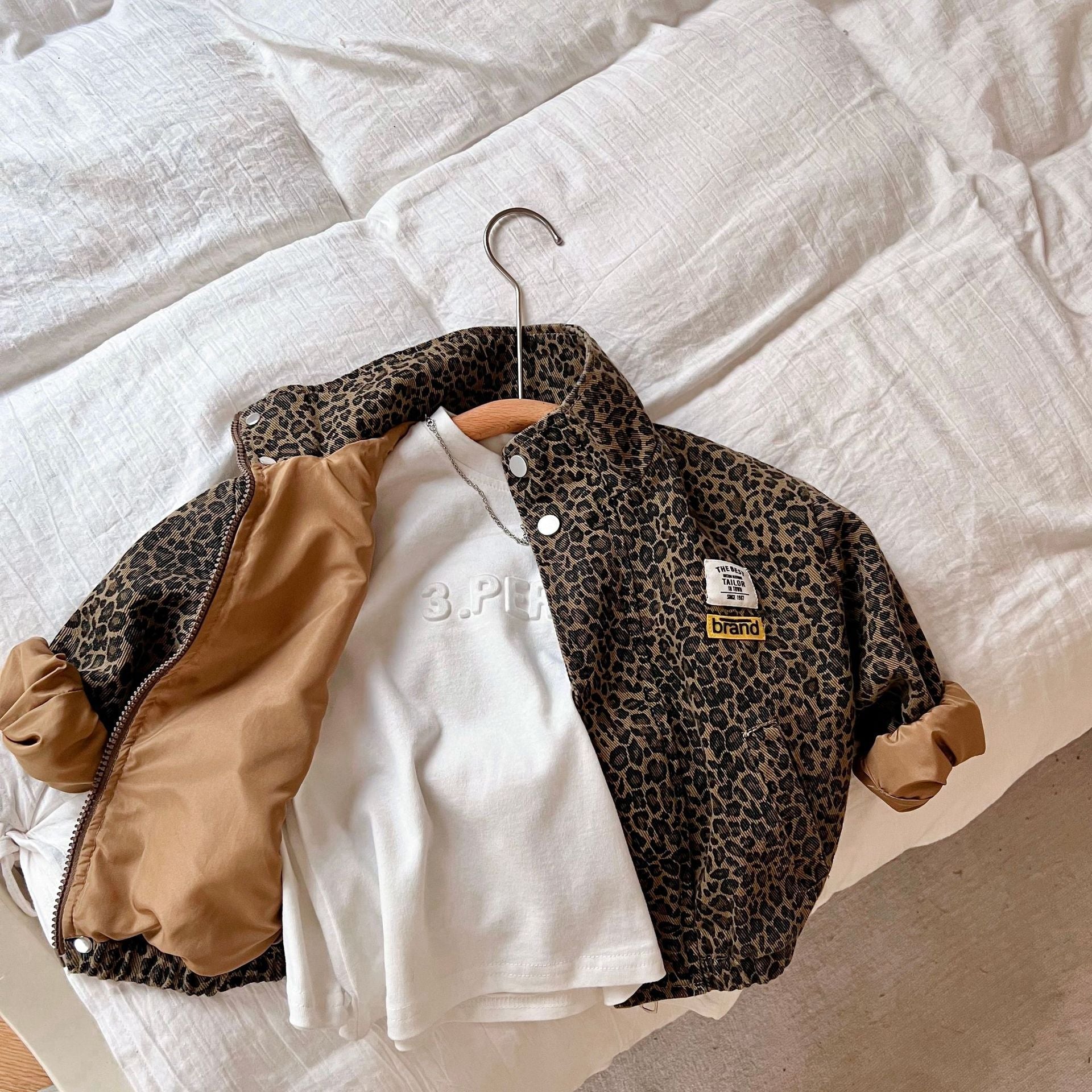 LittleSavannah luipaardprint jas voor kids – stijlvolle en warme kinderjas met trendy dierenprint, perfect voor dagelijks gebruik in herfst en winter.