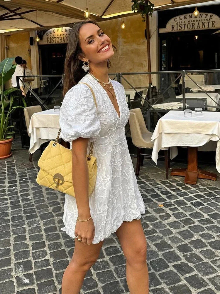 Nola – Elegante geborduurde bloemjurk voor vrouwen met verfijnde details en een romantisch silhouet, perfect voor lente- en zomerdagen.