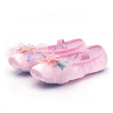 TinyBallet zachte ballerina schoentjes voor meisjes – comfortabele en flexibele schoenen, perfect voor danslessen of speelse activiteiten thuis.